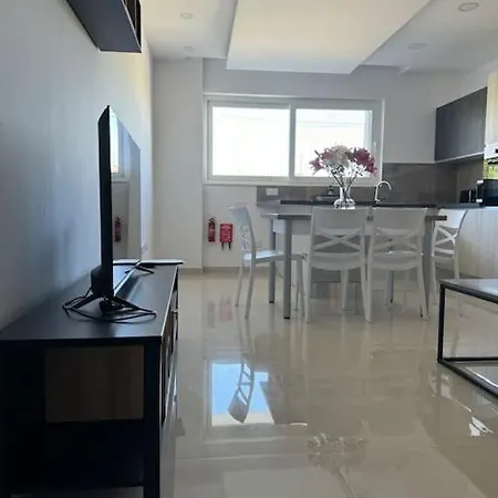 Modern Apartment, Large Backyard