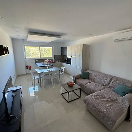 Modern Apartment, Large Backyard Apartment Marsaxlokk
