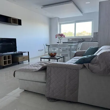 Modern Apartment, Large Backyard Marsaxlokk