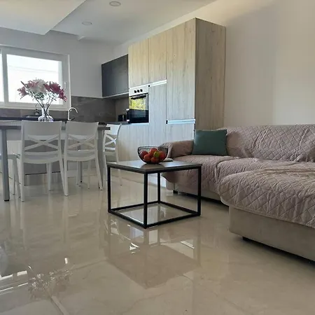 Modern Apartment, Large Backyard Apartamento