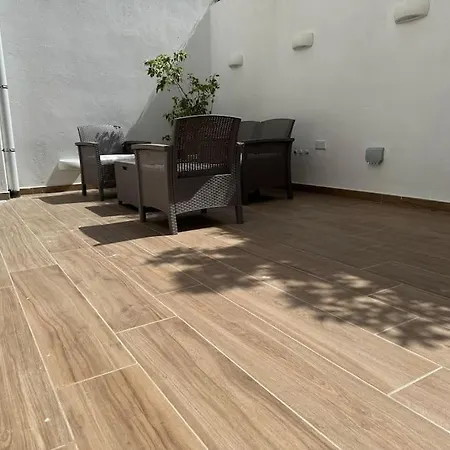 Modern Apartment, Large Backyard *