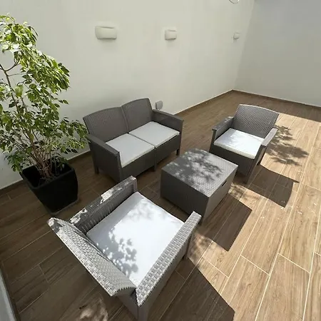 Modern Apartment, Large Backyard Apartament *