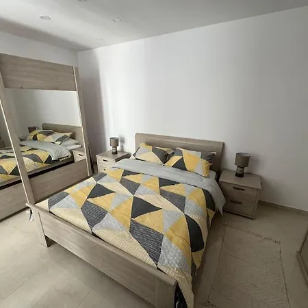 Modern Apartment, Large Backyard Apartamento *