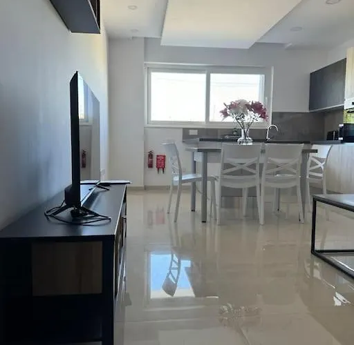 Modern Apartment, Large Backyard