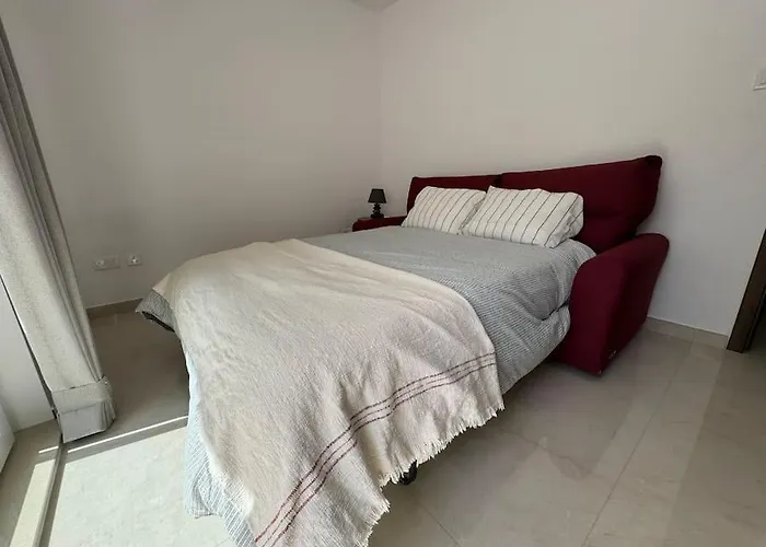 Appartement Modern Apartment, Large Backyard