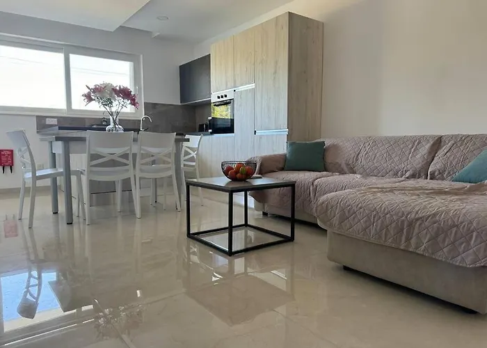 Modern Apartment, Large Backyard Appartement