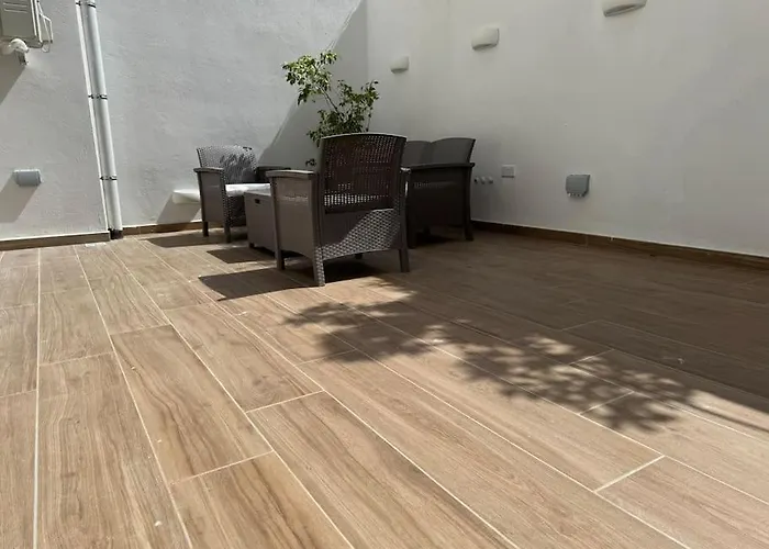 Modern Apartment, Large Backyard *