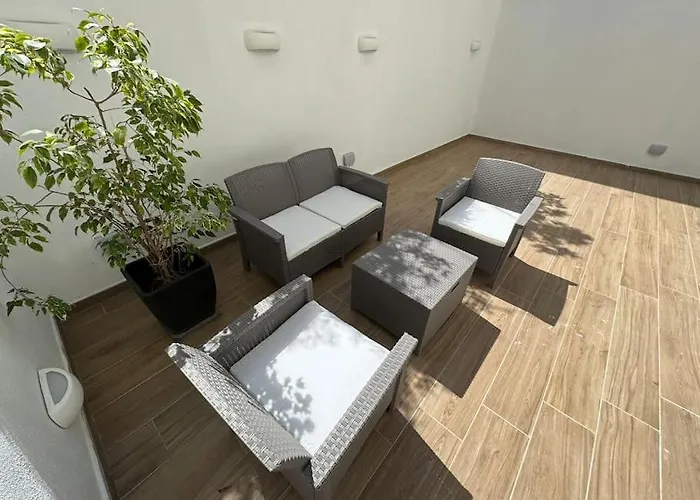 Modern Apartment, Large Backyard شقة *